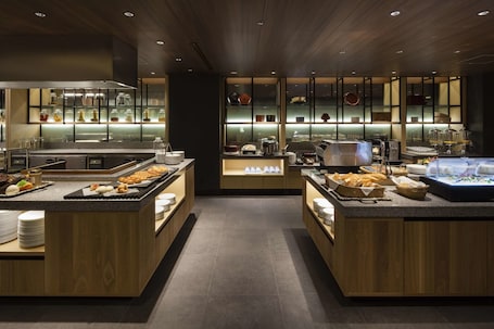 3 restaurants, breakfast, lunch, dinner served; international cuisine. Kyoto Tokyu Hotel