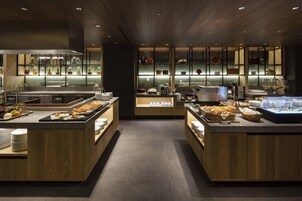 3 restaurants, breakfast, lunch, dinner served; international cuisine 