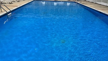 Una piscina al aire libre de temporada