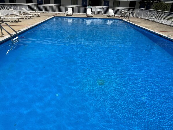 Una piscina al aire libre de temporada