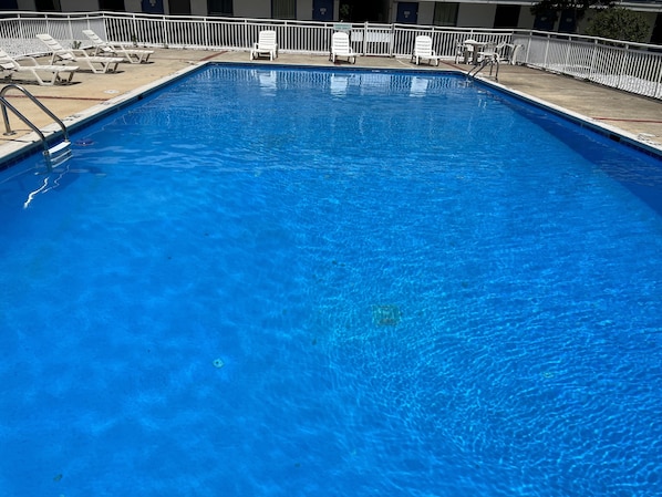 Una piscina al aire libre de temporada