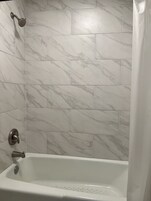 Ducha, secador de pelo, toallas