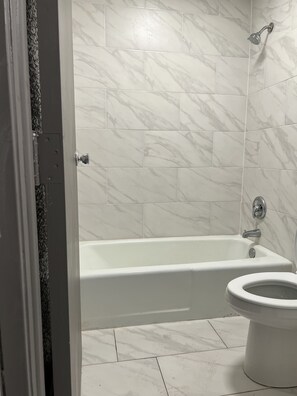 Kamer, 1 kingsize bed, niet-roken | Badkamer | Een douche, een haardroger, handdoeken