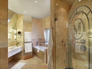 Combined shower/tub, designer toiletries, hair dryer, slippers - The Mandeville Hotel (London)