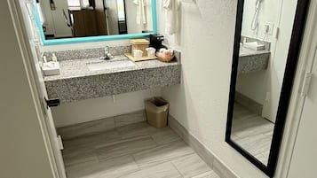 Combined shower/tub, hair dryer, towels