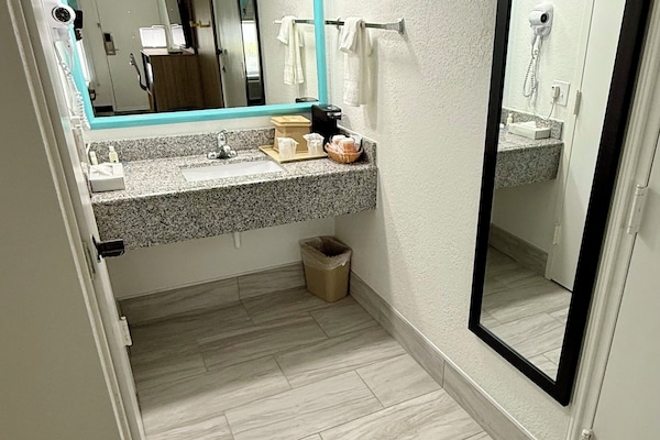 Combined shower/tub, hair dryer, towels