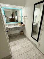 Ducha y bañera combinadas, secador de pelo y toallas
