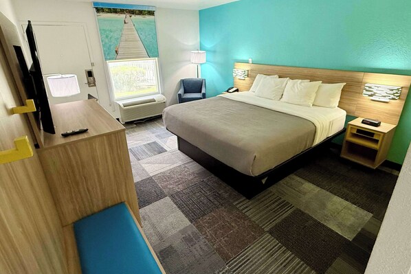 Työpöytä, kannettavalle tietokoneelle sopiva työtila, pimennysverhot