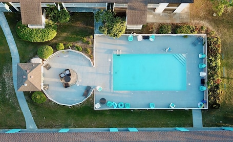 Una piscina al aire libre de temporada