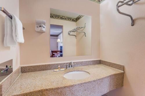 Bathroom | Combined shower/tub, eco-friendly toiletries, hair dryer, towels