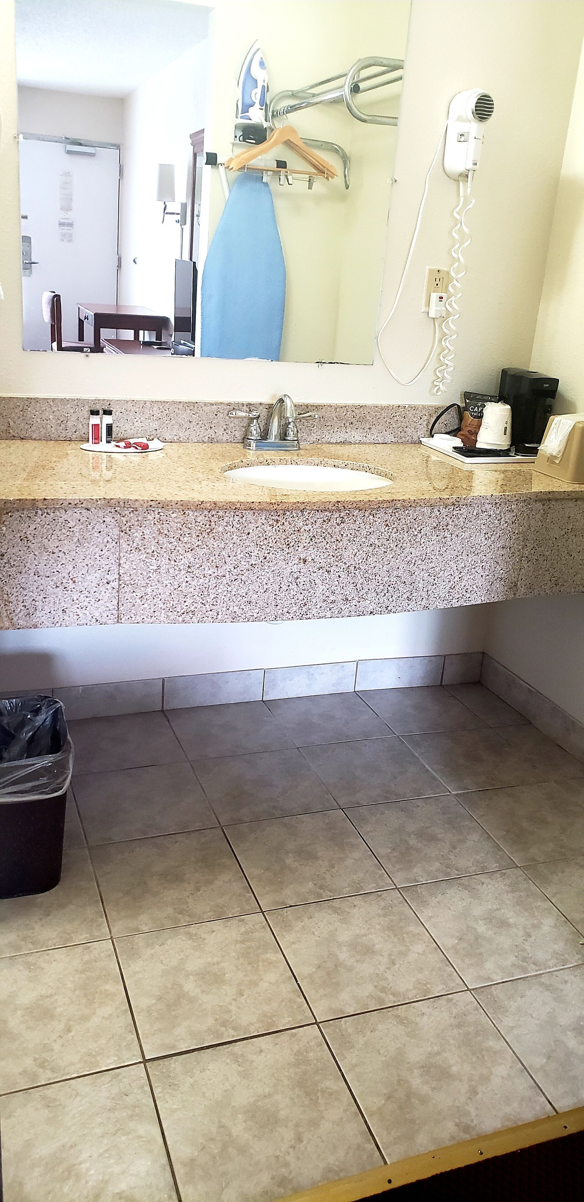 Bathroom | Combined shower/tub, eco-friendly toiletries, hair dryer, towels