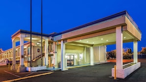 Un hôtel doté d’une entrée abritée, d’un escalier et d’un parking.