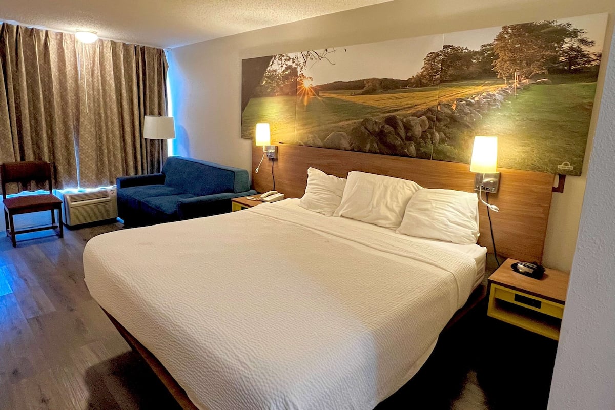 Standard Room, 1 King Bed, Accessible | Desk, blackout curtains, iron/ironing board, free WiFi