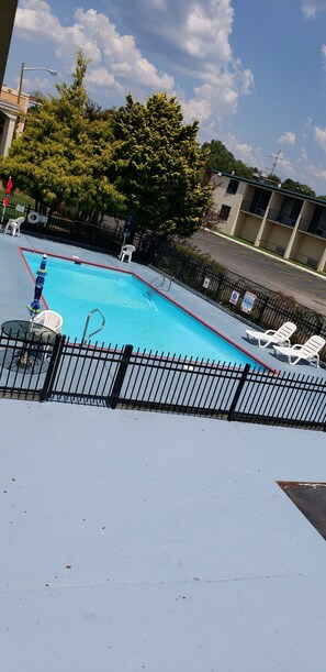 Piscine extérieure (ouverte en saison), chaises longues