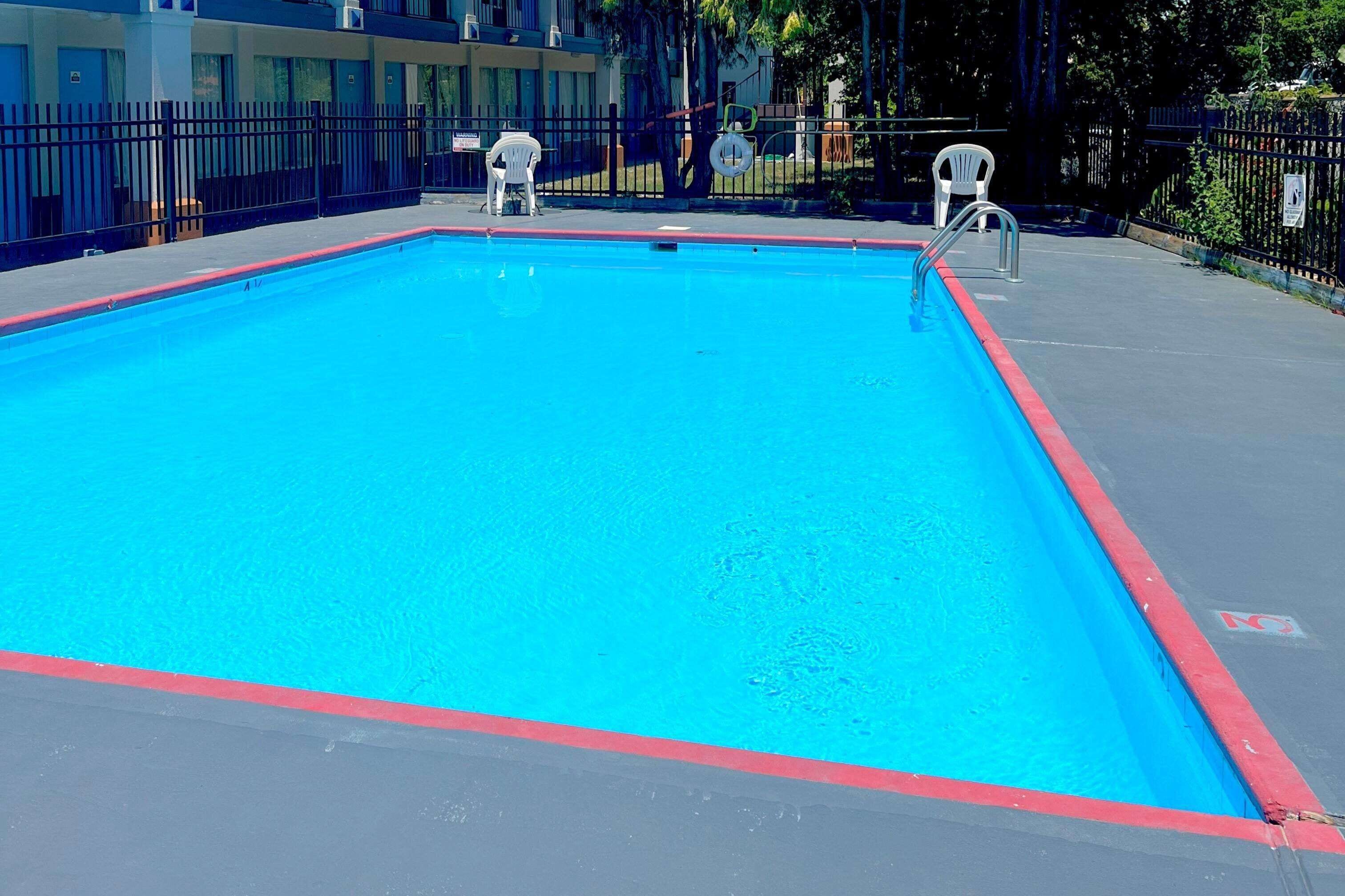 Kolam renang outdoor musiman, dengan kursi berjemur