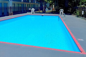 Seasonal outdoor pool, sun loungers - Days Inn by Wyndham Ashland (Ashland)