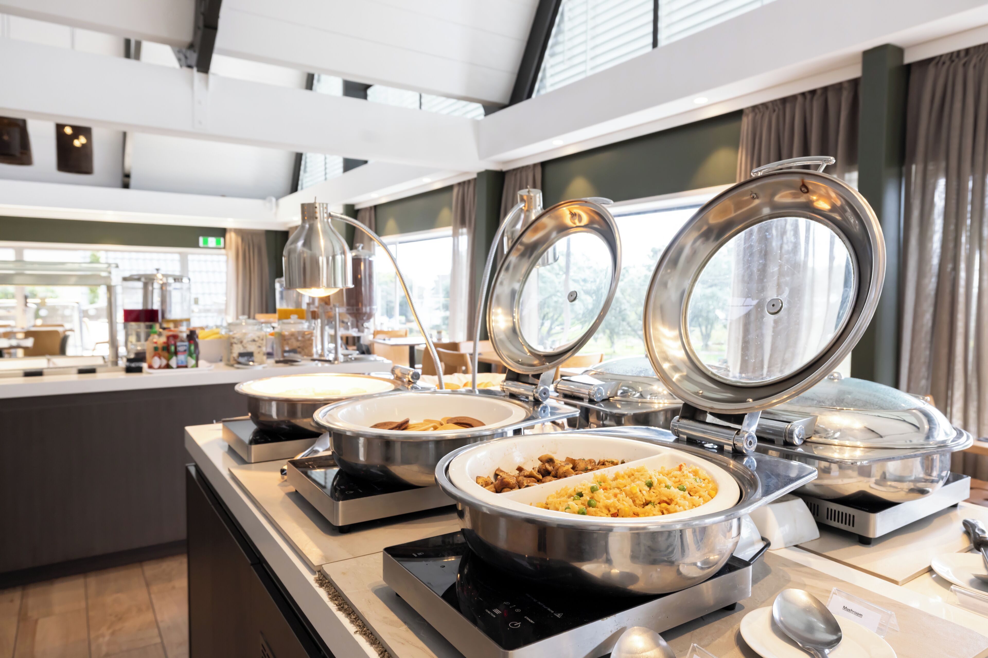 Bữa sáng buffet hàng ngày với phụ phí nhỏ 