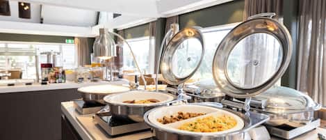 Buffet acompanyat de diversos recipients d'alimentació i un espai de servei personal.