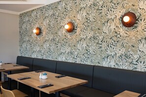 Breakfast, lunch and dinner served - Auckland Rose Park Hotel (Auckland)