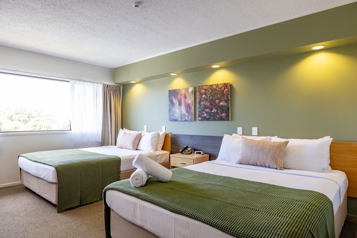 Superior-huone, 2 keskisuurta parisänkyä | Yksilöllisesti kalustettu, työpöytä