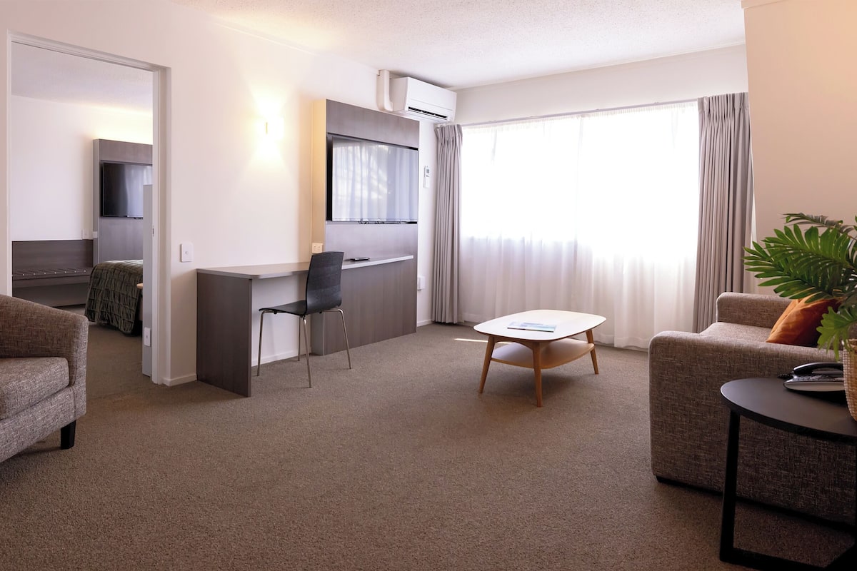One Bedroom King Suite with Lounge | Living area | 32-inch TV with cable channels, streaming services