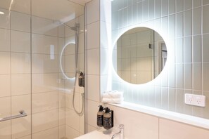 Shower, eco-friendly toiletries, hair dryer, towels - Auckland Rose Park Hotel (Auckland)