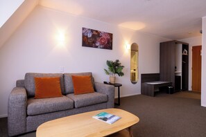 Premium kamer, 1 kingsize bed | 1 slaapkamer, een bureau, verduisterende gordijnen