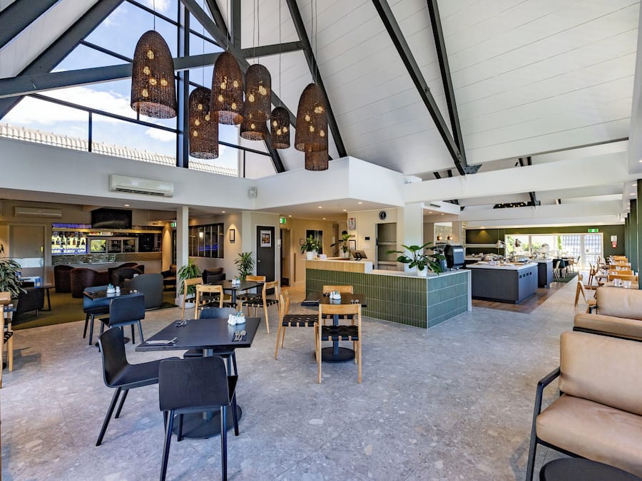 Serveert ontbijt, lunch, diner, tuinzicht