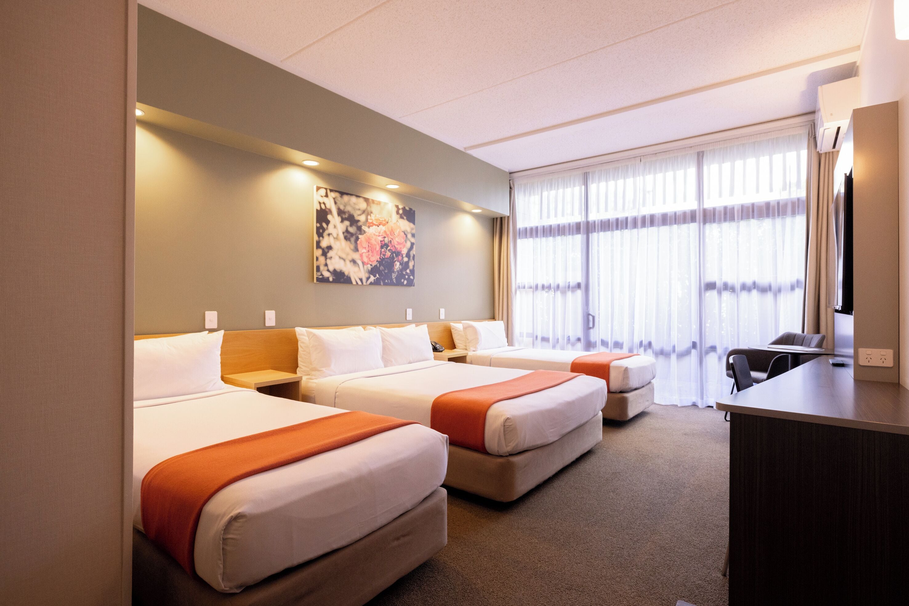 Kolmen hengen superior-huone | Yksilöllisesti kalustettu, työpöytä