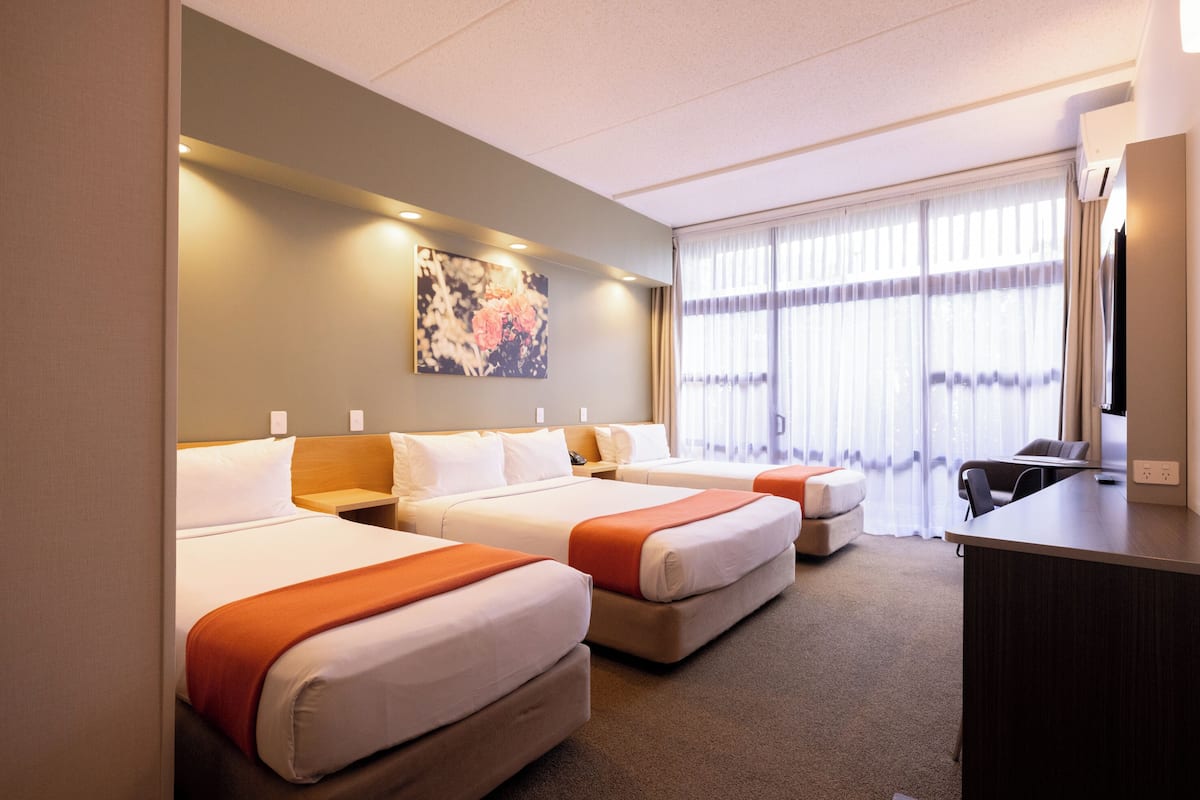 Kolmen hengen superior-huone | Yksilöllisesti kalustettu, työpöytä