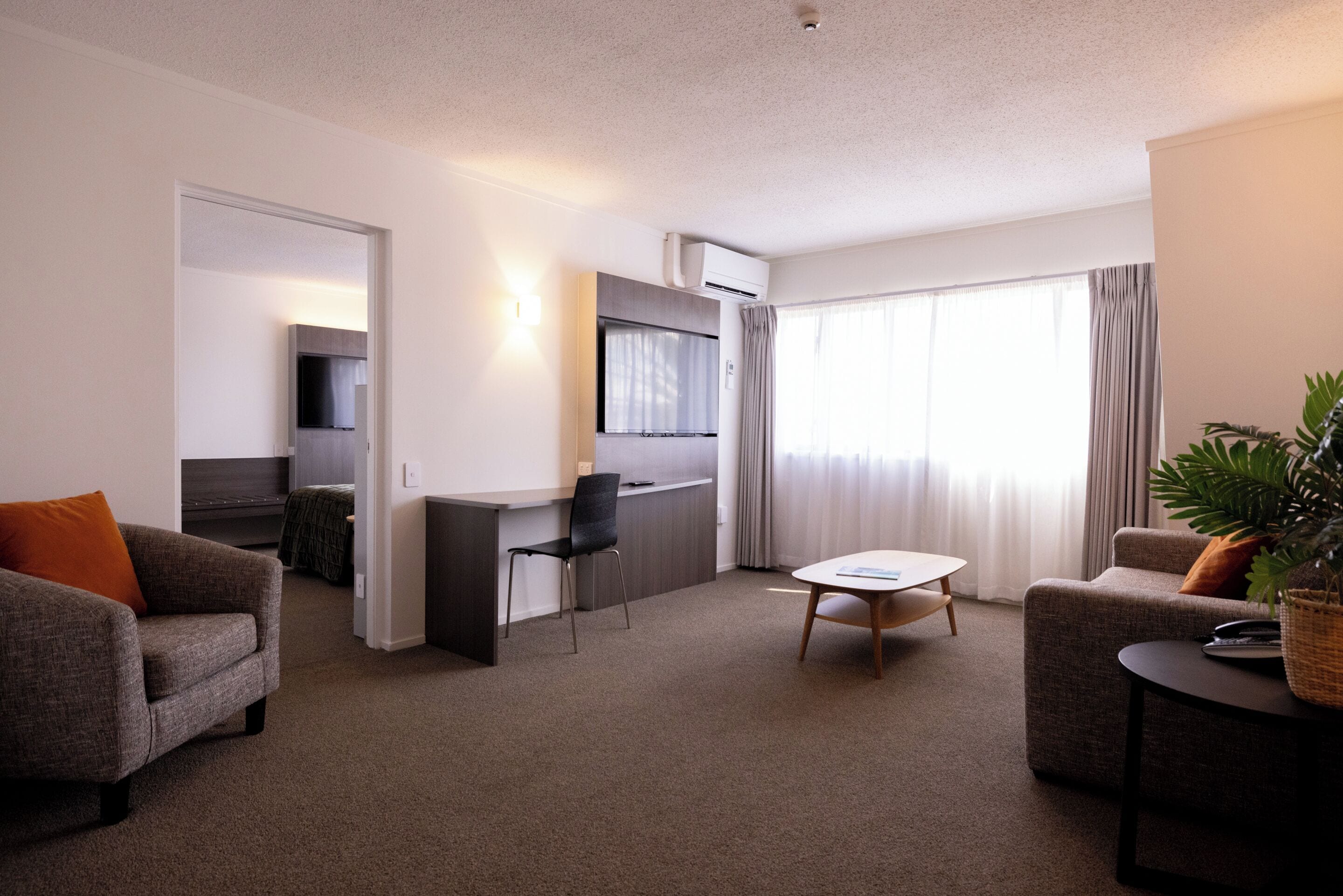 Premium-huone, 1 suuri parisänky | Yksilöllisesti kalustettu, työpöytä