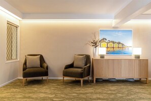 Lobby sitting area - Auckland Rose Park Hotel (Auckland)
