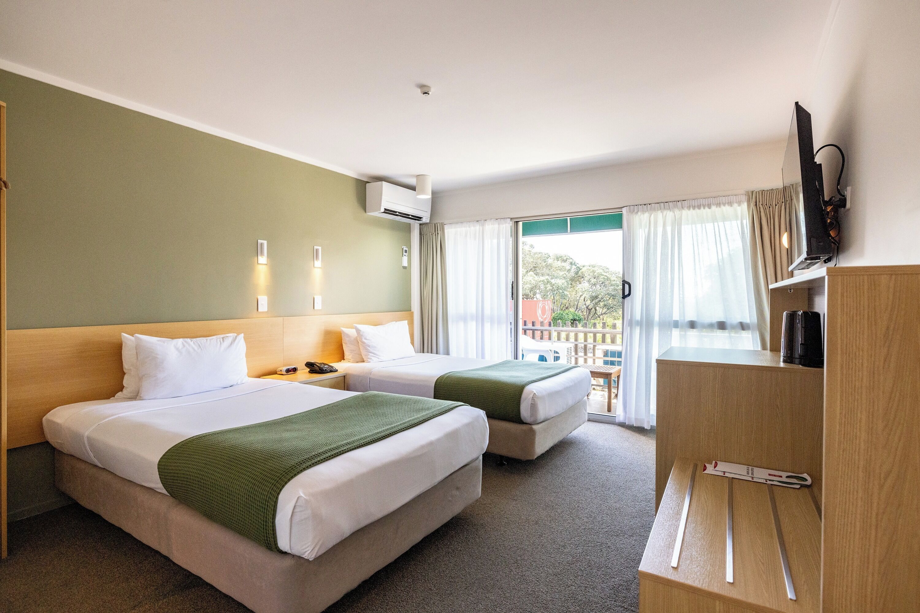 Standard Twin | Individually decorated, individually furnished, desk, laptop workspace