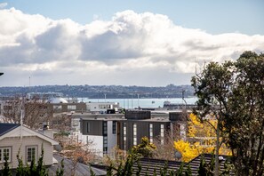 Superior-huone, 1 suuri parisänky (City and Residential Views) | Näkymä kaupungille