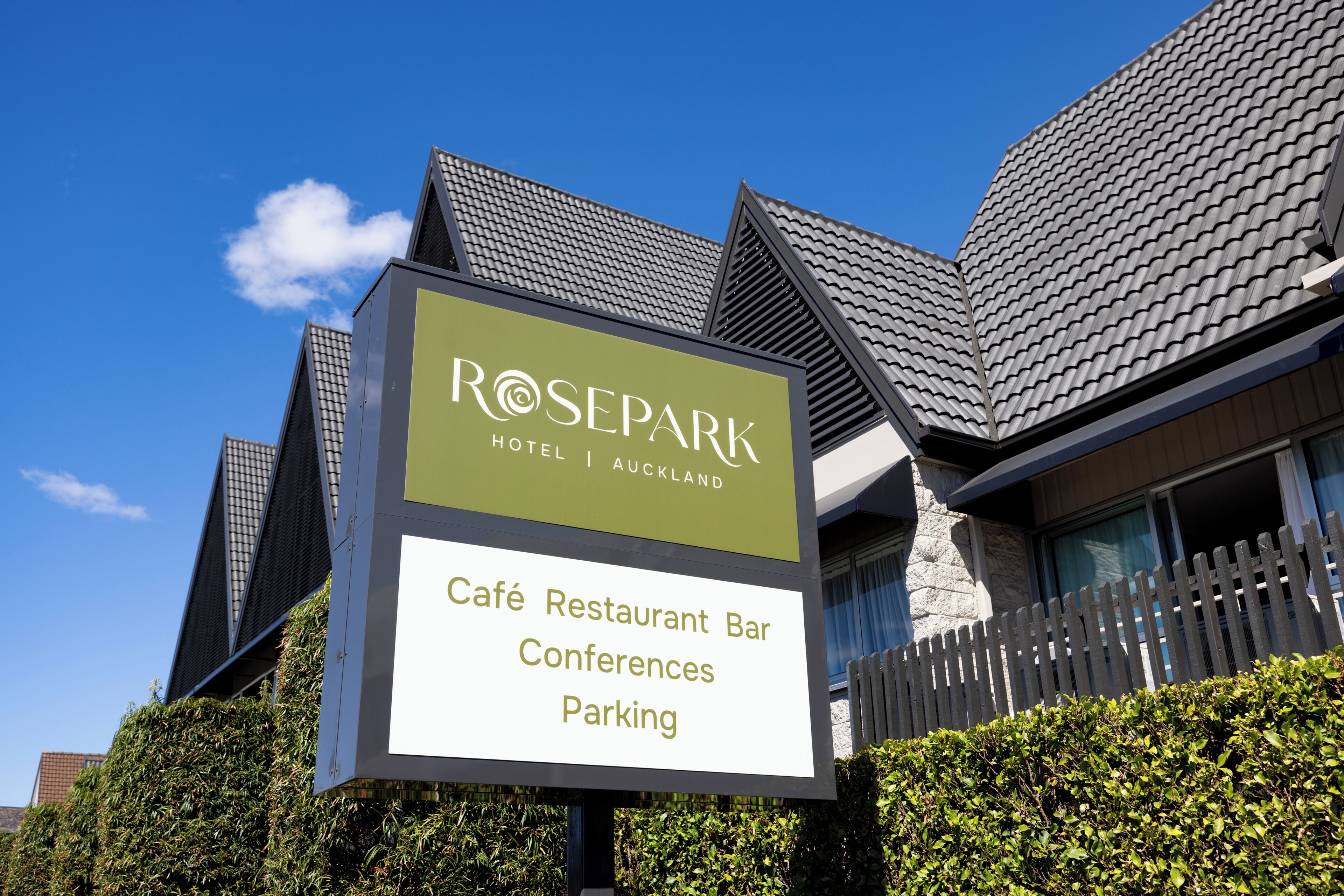 Señalización para el Hotel Rosepark & Café Restaurante Bar Conferencias y estacionamiento.