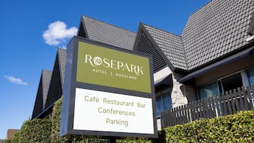 Señalización para el Hotel Rosepark & Café Restaurante Bar Conferencias y estacionamiento.