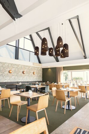 Breakfast, lunch and dinner served - Auckland Rose Park Hotel (Auckland)