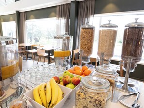 Breakfast, lunch and dinner served - Auckland Rose Park Hotel (Auckland)