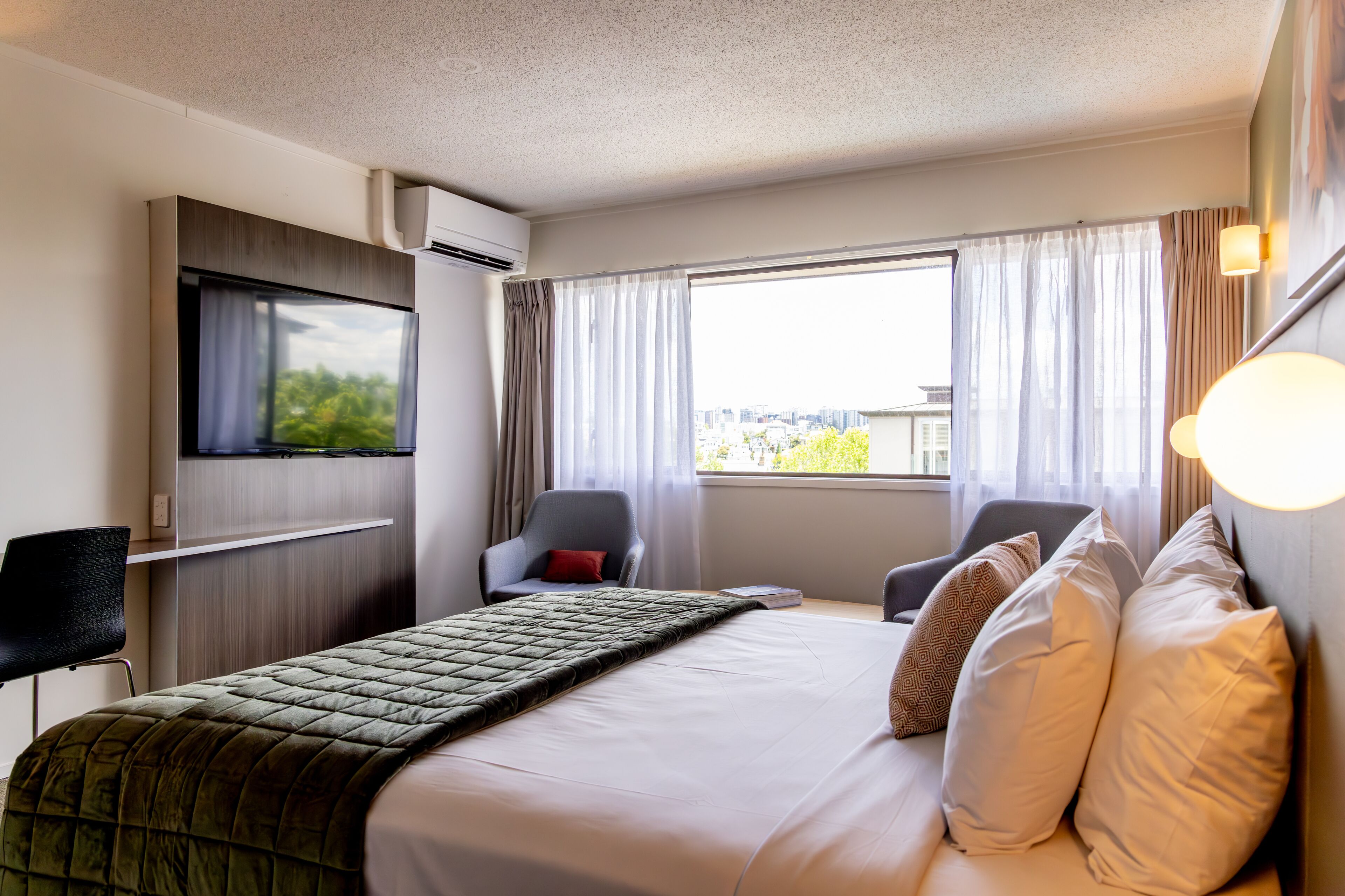 Superior-huone, 1 suuri parisänky (City and Residential Views) | Yksilöllisesti kalustettu, työpöytä