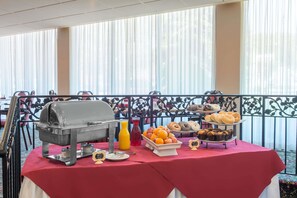 Desayuno continental gratuito y diario