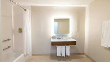 Designer toiletartikelen, een haardroger, handdoeken, zeep