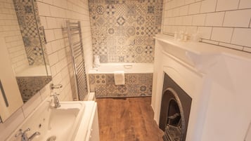 Comfort Double Room (Low ceiling height; Bath only) | Badkamer | Een bad, milieuvriendelijke toiletartikelen, een haardroger, handdoeken