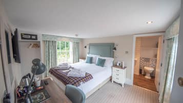 Comfort Double Room (Low ceiling height; Bath only) | Een strijkplank/strijkijzer, gratis wifi, beddengoed, een wekker