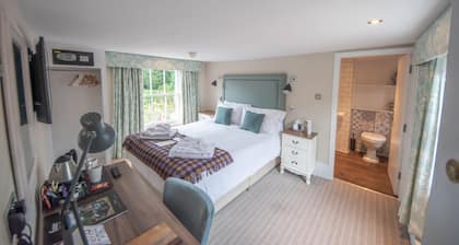 Norfolk Arms Hotel
