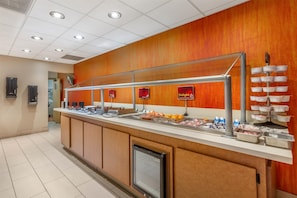 Café da manhã com buffet grátis todos os dias