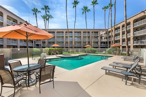 Outdoor pool - Best Western Plus Scottsdale Thunderbird Suites (Scottsdale)