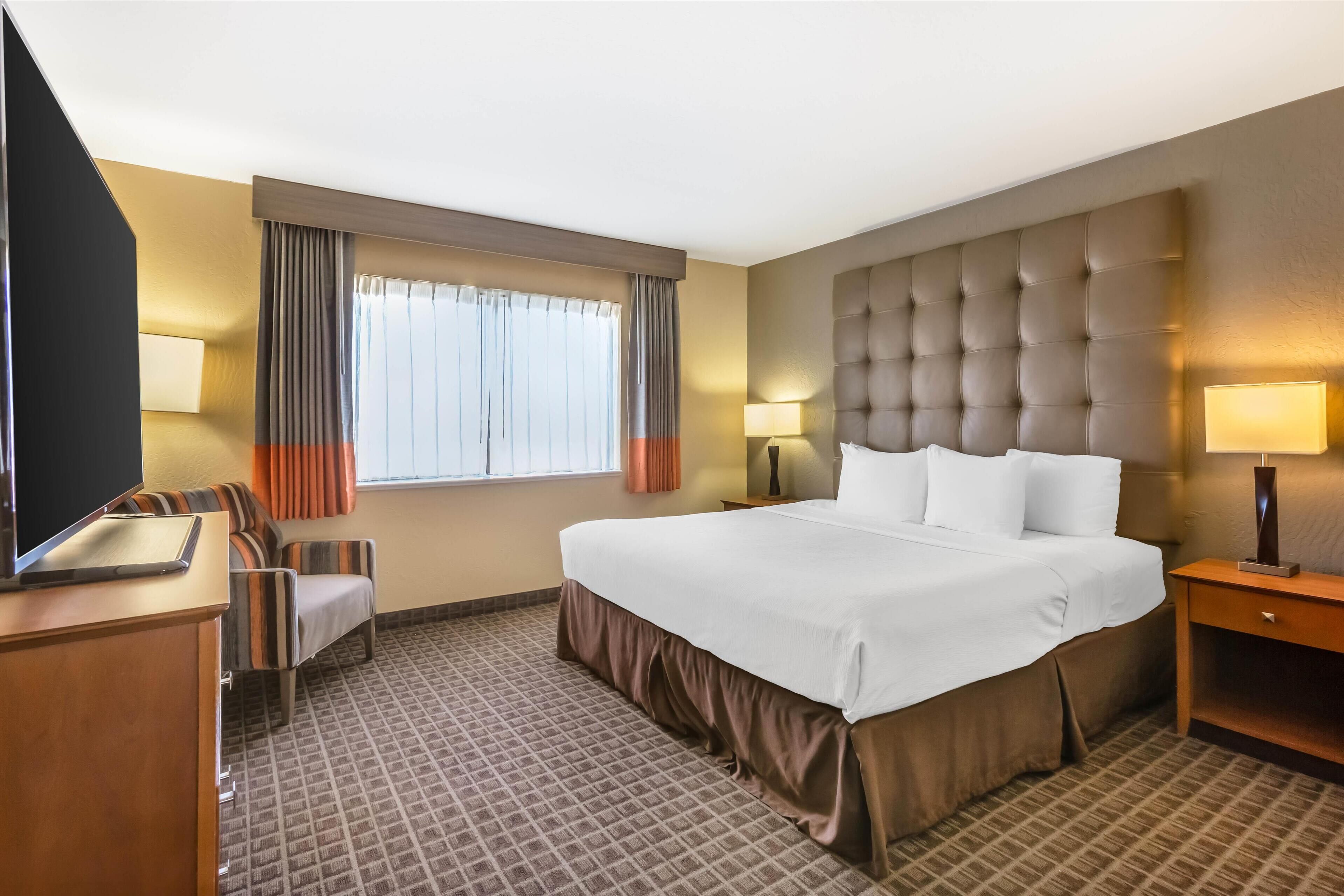 Suite, 1 King Bed, Non Smoking | Premium bedding, pillow-top beds, in-room safe, desk