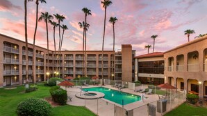 Pool - Best Western Plus Scottsdale Thunderbird Suites (Scottsdale)
