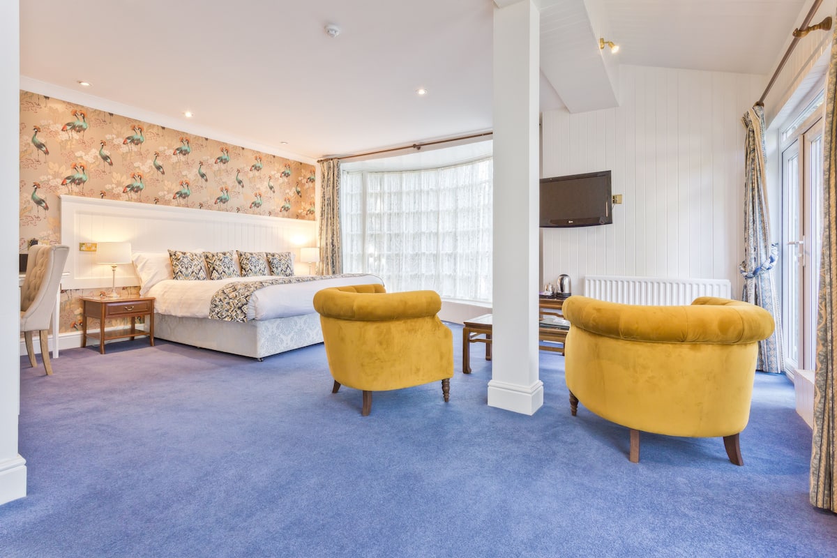 junior suite with outdoor seating | 1 bedroom, hypo-allergenic bedding, individually decorated