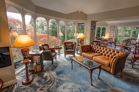 Bar en el lobby. The Burn How Garden House Hotel